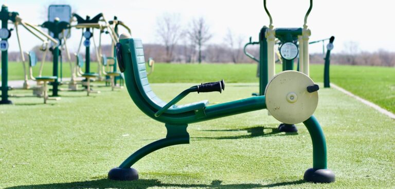 Siłownie plenerowe: dostępne dla wszystkich, skuteczne dla nikogo?