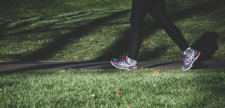 Szybki marsz – prosty sposób na wydolność, siłę i dłuższe życie