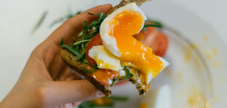 Śniadanie – posiłek, którego zwłaszcza młodzi Polacy wciąż często nie jedzą